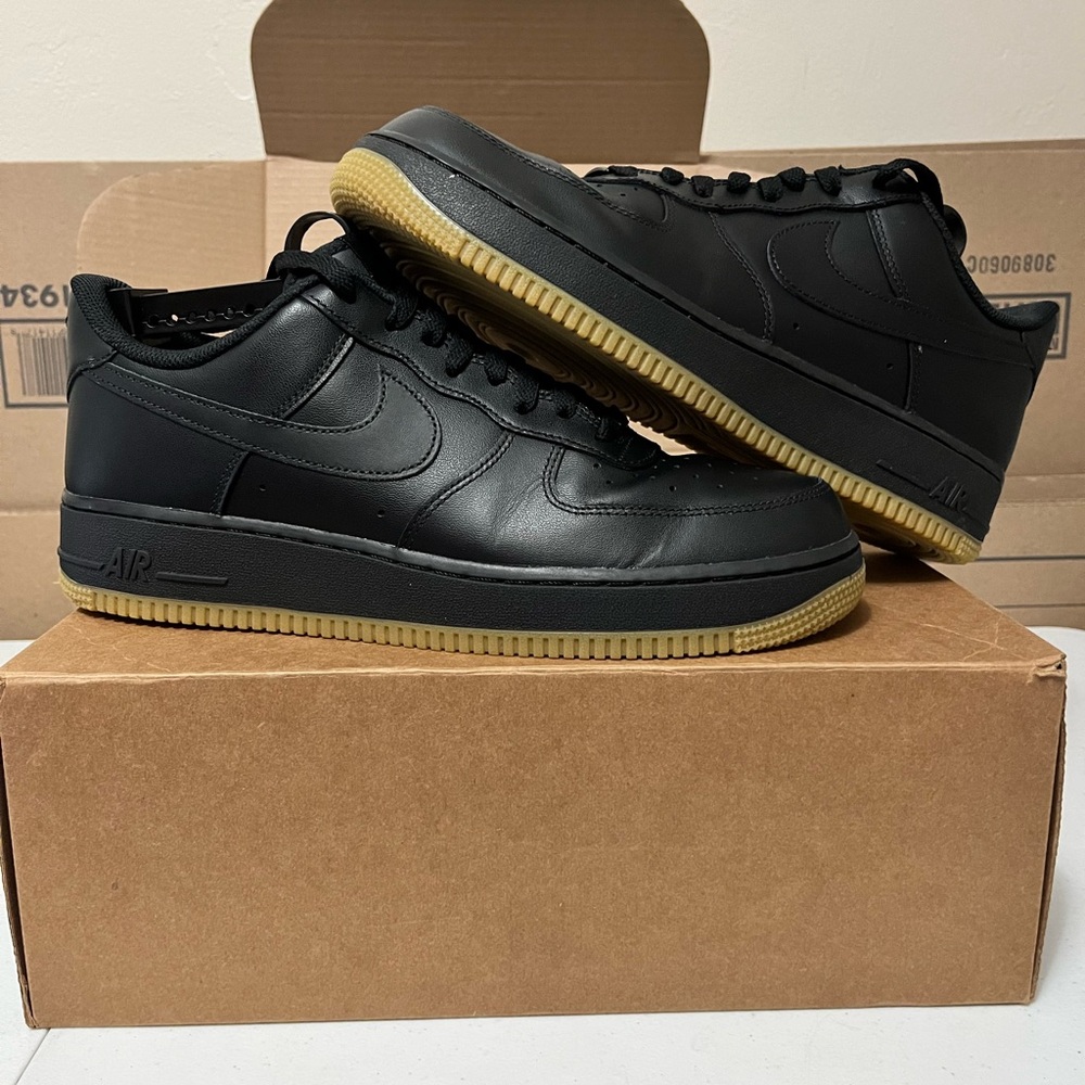 Nike Men Air Force 1’s black with gum bottoms size 11👟In great condition!